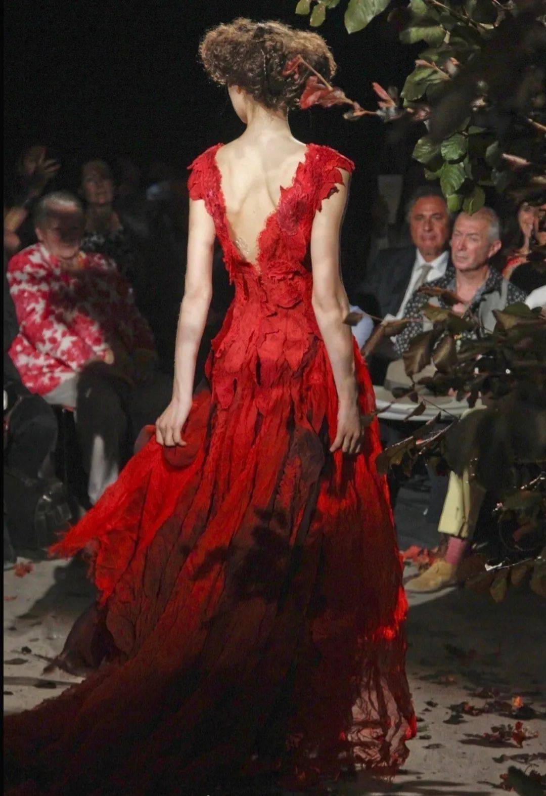 戏剧性 如此戏剧性的舞台表演,原来都是时装秀!