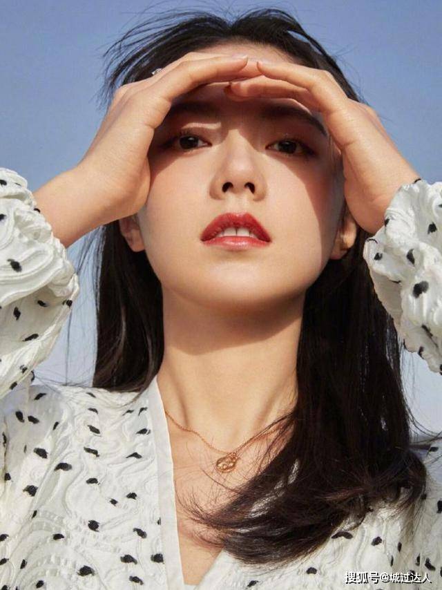 感觉 赵今麦越来越有女人味，穿褶皱波点衫优雅灵动，魅力挡不住