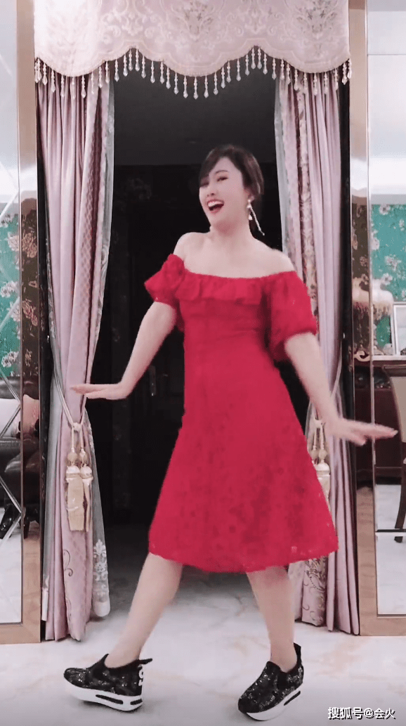 平台51岁港姐梁小冰晒新居！家中热舞大秀白嫩香肩，穿厚底鞋遭吐槽