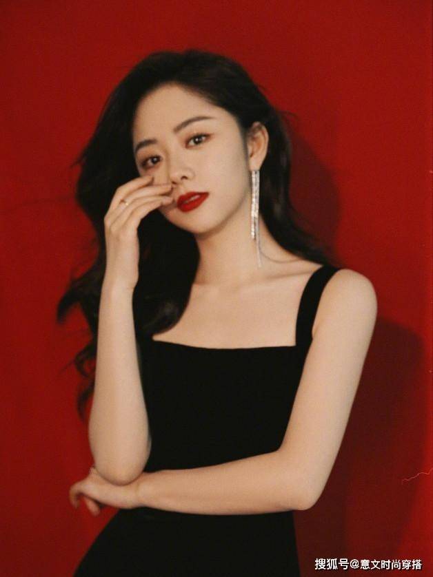 颜色 谭松韵气质是真好，虽然身上裙子设计简单，但始终带着高贵感