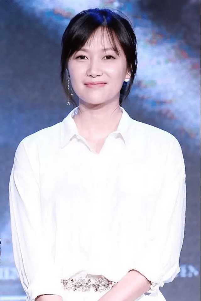 身材 徐静蕾骨子里有股文艺范，长款衬衫当裙子穿，配上腰带显高又显瘦