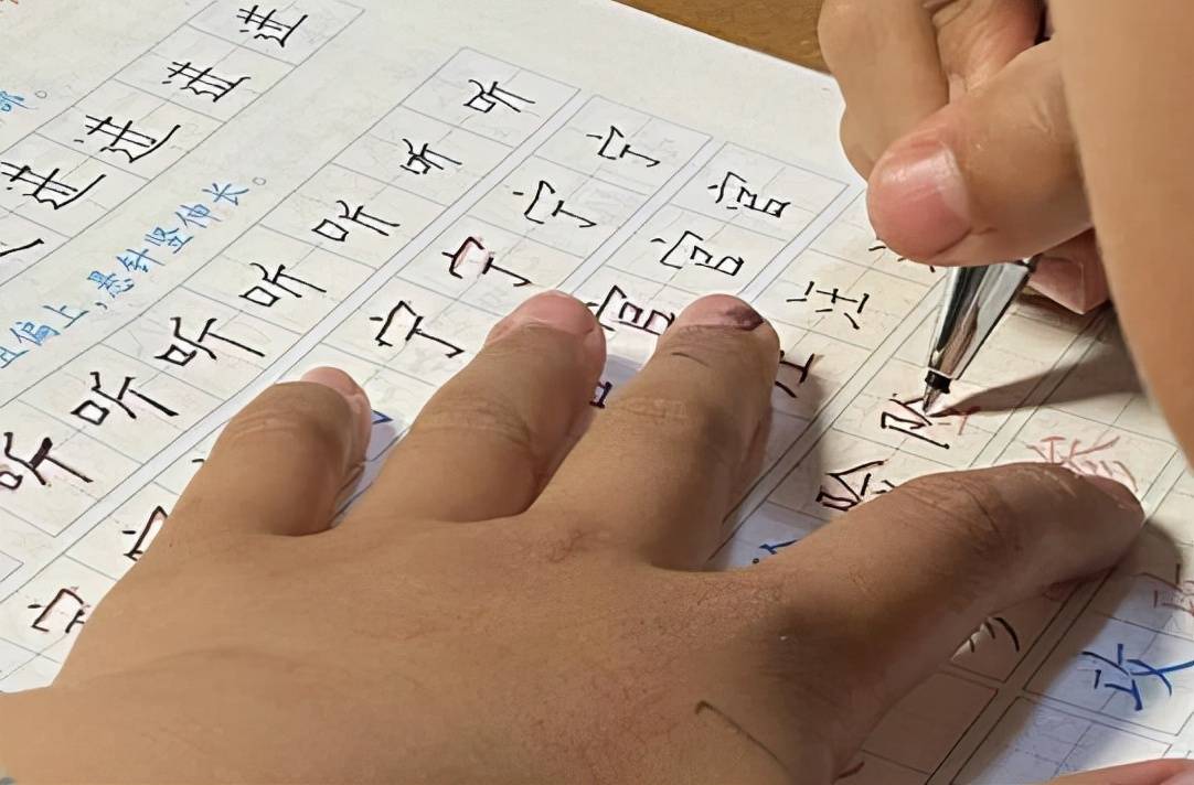 原创9岁女孩因字体走红练字3年宛如印刷体老师看了不忍扣分