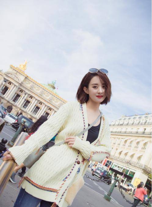 设计 秋冬针织怎么搭？赵丽颖秋冬长裤配针织，半露肩自带慵懒气息