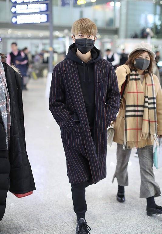 设计 “帅气奶爸”任嘉伦戴眼镜显儒雅，“反穿毛衣”挺有型，魅力尽显