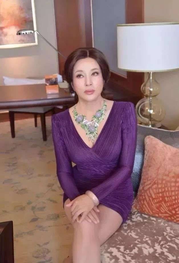 老公 刘晓庆保养得真好，穿紫色西装太时髦，和大13岁老公同框似父女