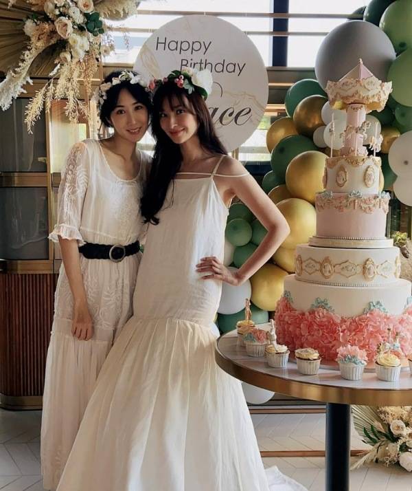 吴佩慈 吴佩慈豪宅里庆生，穿白色吊带礼服裙豪华闺蜜团作陪，打扮惊艳似选美现场
