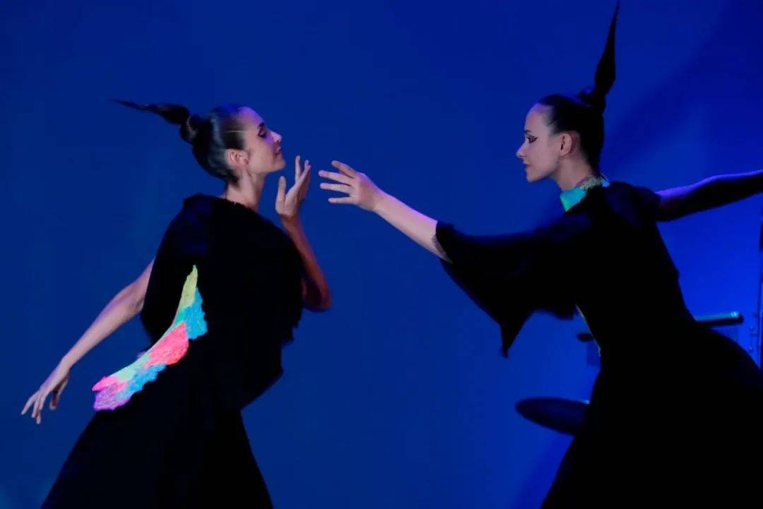 戏剧性 如此戏剧性的舞台表演,原来都是时装秀!