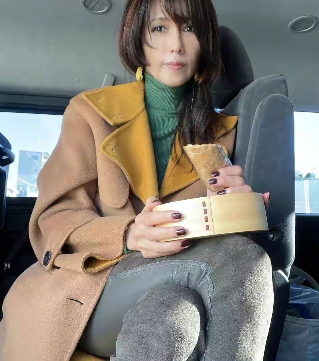 进行 工藤静香与木村拓哉结婚21年仍恩爱,穿小脚裤秀身材,比例完美