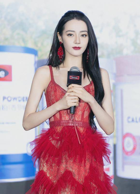 系列 迪丽热巴终于尝试冷艳风！穿“中国红”秀出尤物身材，神秘又具有高级