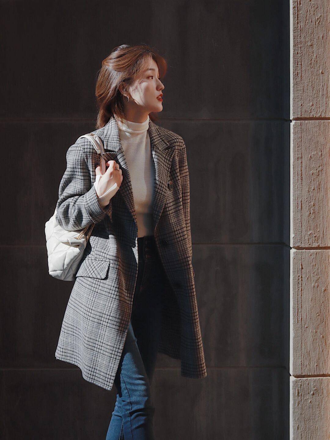 女生 秋冬穿搭指南！奶黄色连帽棉服+白色高领毛衣，保暖又时髦