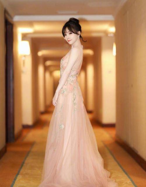 刘海儿 冯提莫晒自拍照，粉色碎花裙灵气十足