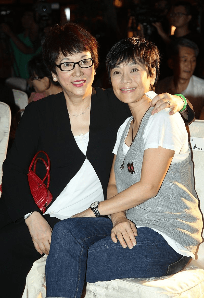 魅力 看不出郑佩佩大张艾嘉7岁，同框气场挺强的，穿国风长裙真似女雄