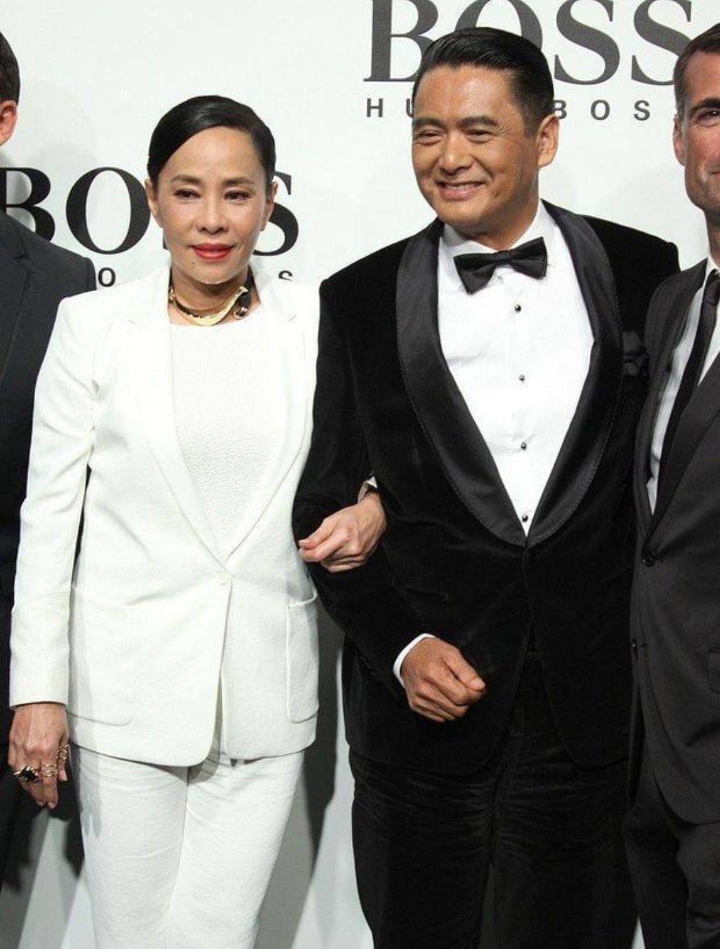 颜色 周润发夫妇同框亮相，陈荟莲戴金链阔太范十足，发哥依然像是40岁