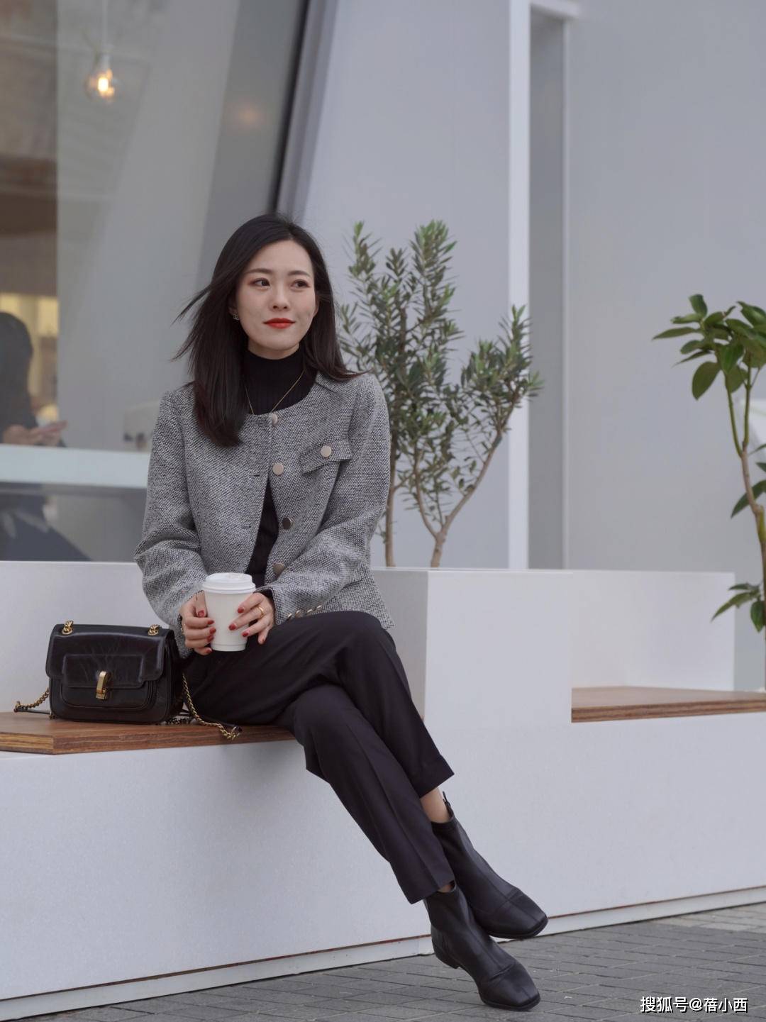 黑色 建议40+女性多穿“小香风外套”，搭配半身裙优雅，搭配裤子时髦