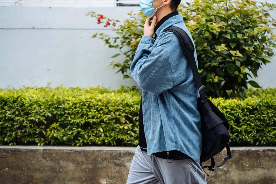 卫衣 广州限时降温的这周，也是街头潮人最爱的秋季时装周