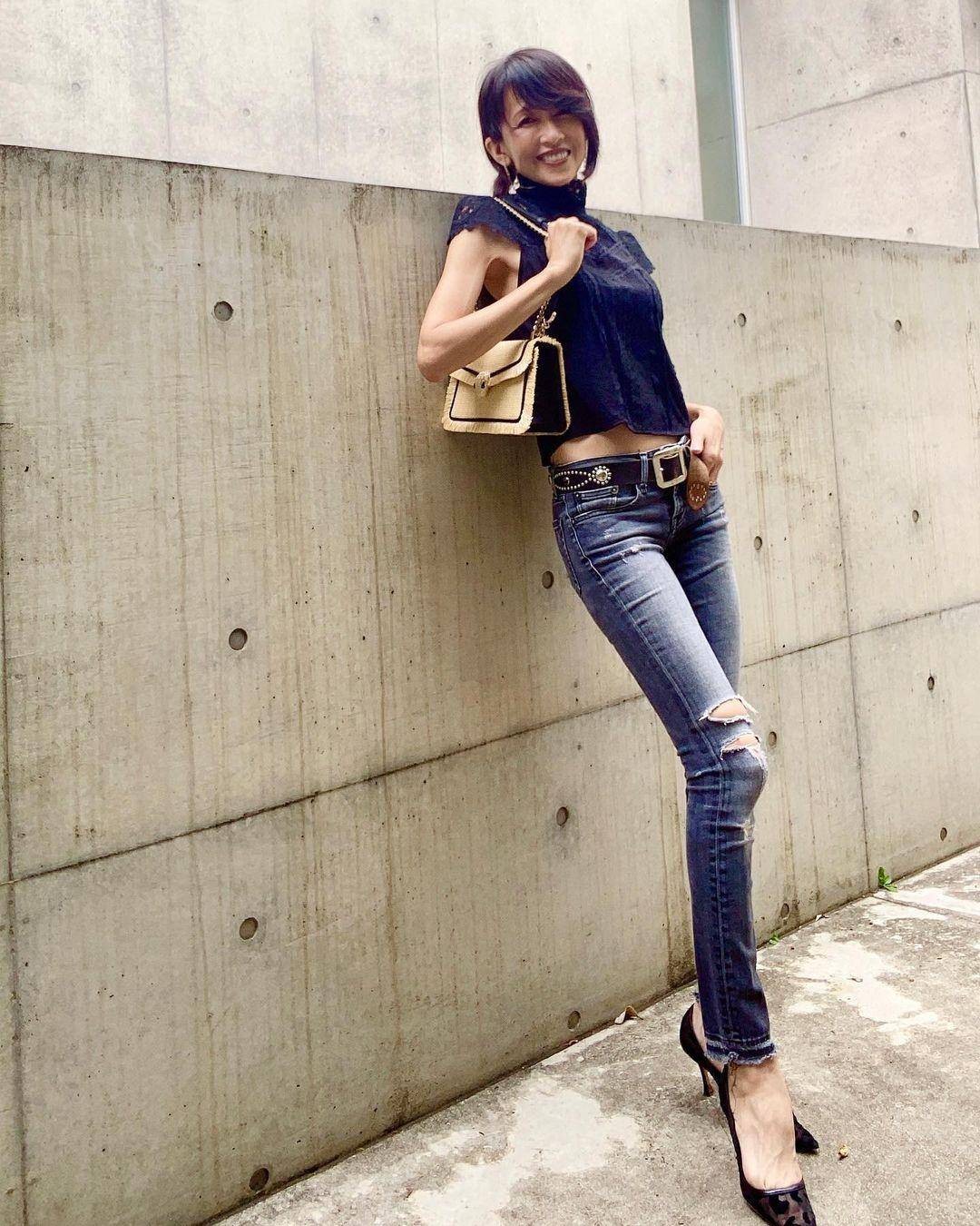 进行 工藤静香与木村拓哉结婚21年仍恩爱,穿小脚裤秀身材,比例完美