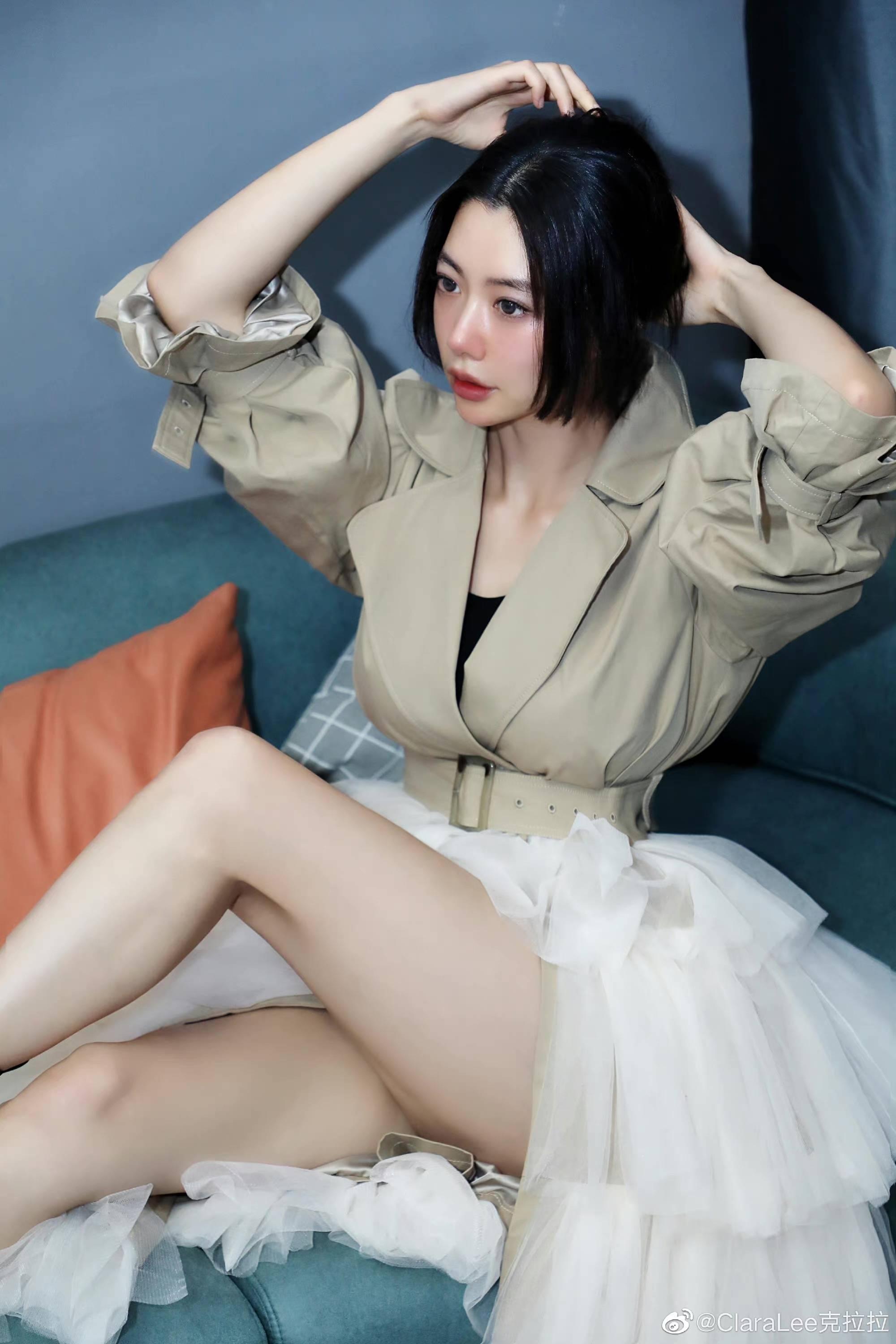 黑长直 克拉拉黑色连衣裙现身优雅端庄，颜值身材依旧在线，新作品将上映