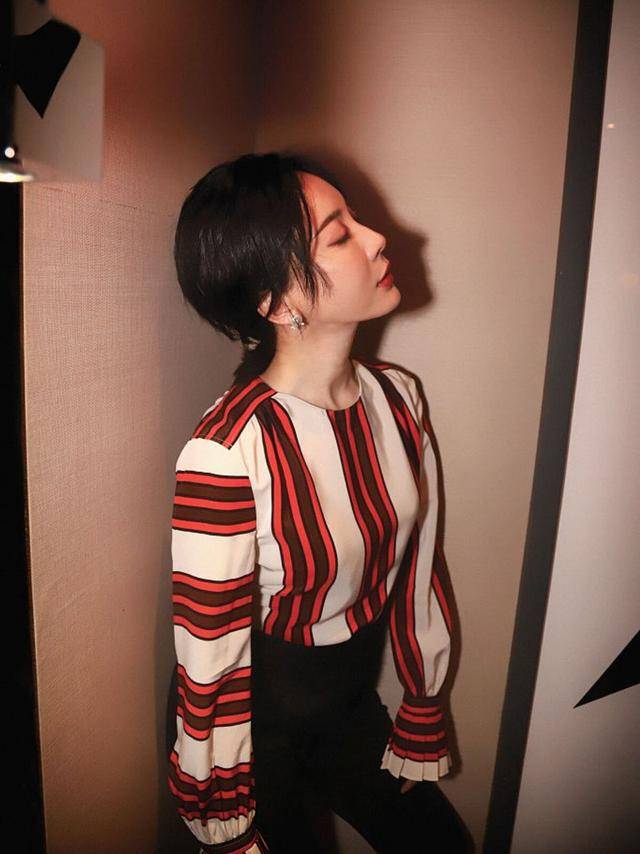 条纹 真正见过世面的女人，穿条纹衫很少配裙子，瞧瞧陈数就知道