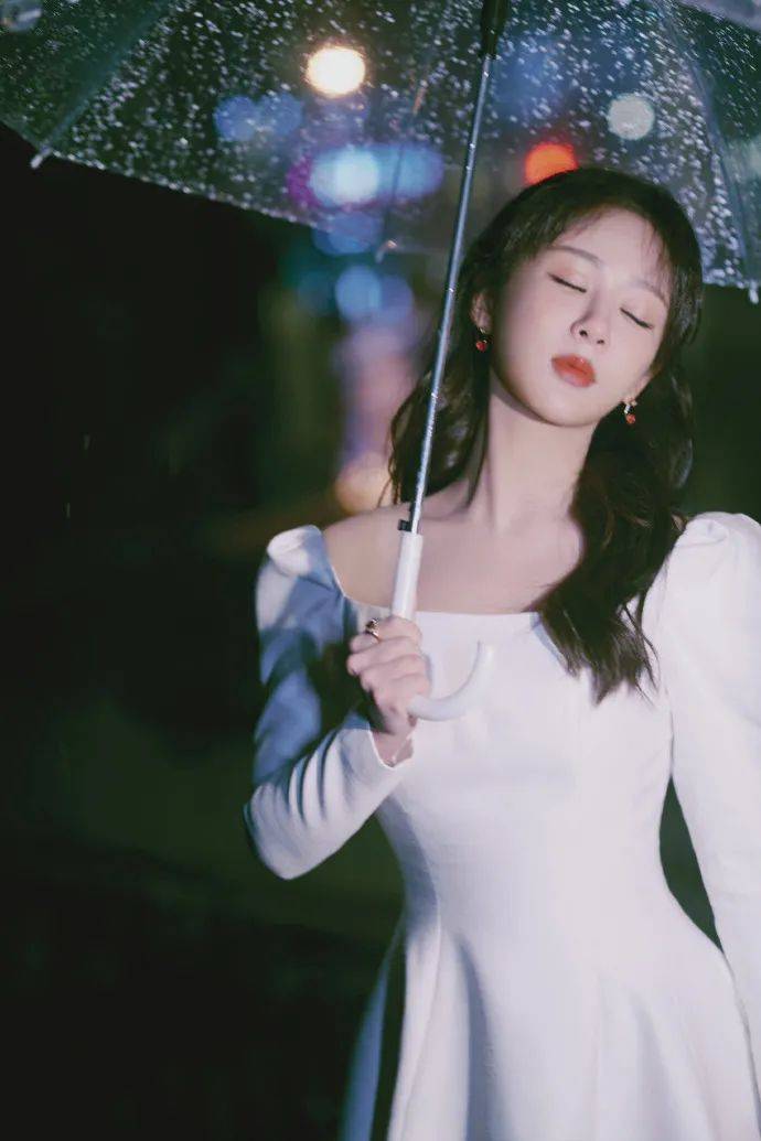 美人 都是伞下美人照！杨紫显得端庄优雅，鞠婧祎竟然有魅惑感，好神奇