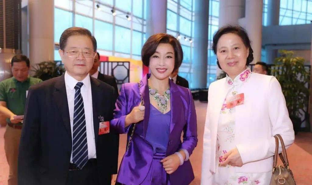 老公 刘晓庆保养得真好，穿紫色西装太时髦，和大13岁老公同框似父女