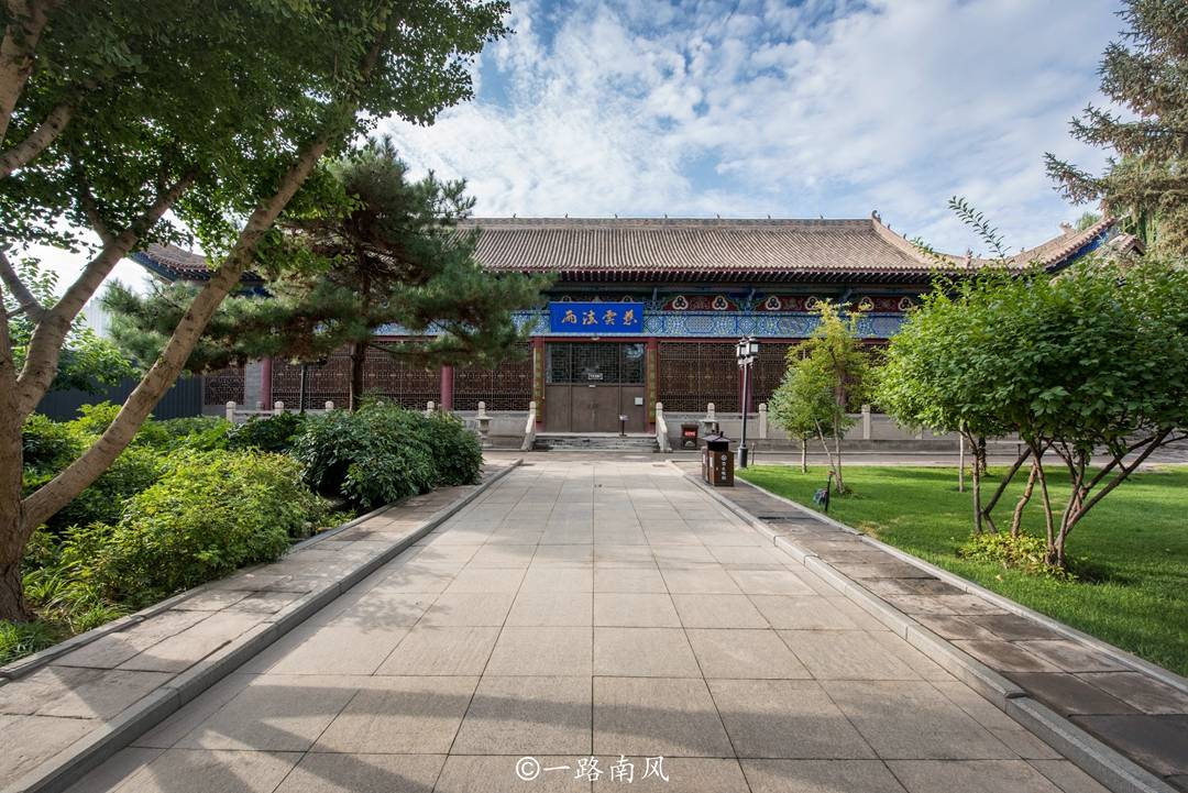 全国最大的西夏佛堂，位于甘肃张掖，内有国内最大的室内泥塑卧佛