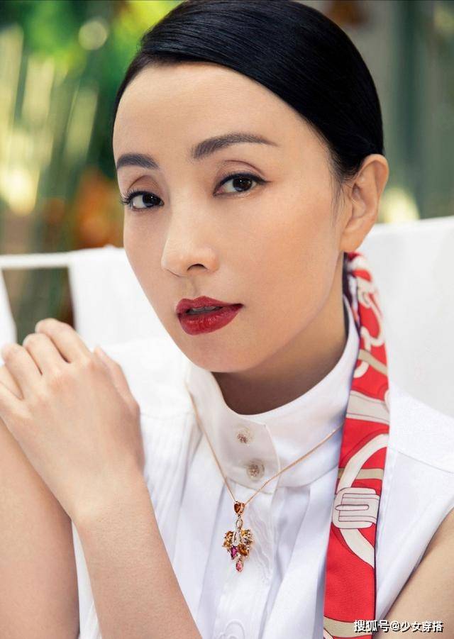 宽带 陶虹又玩“美足杀”，穿印花裙光脚出镜也不俗气，反而优雅又时髦