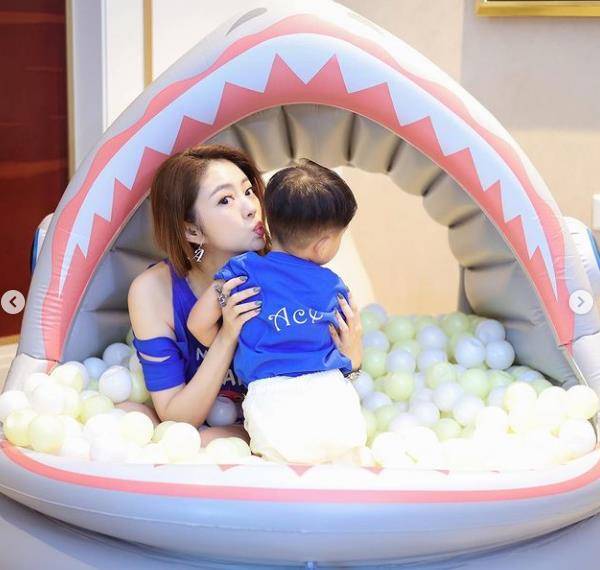 富豪 安以轩被养成胖阔太！穿T恤藏不住壮硕范，富豪老公却帅成小鲜肉