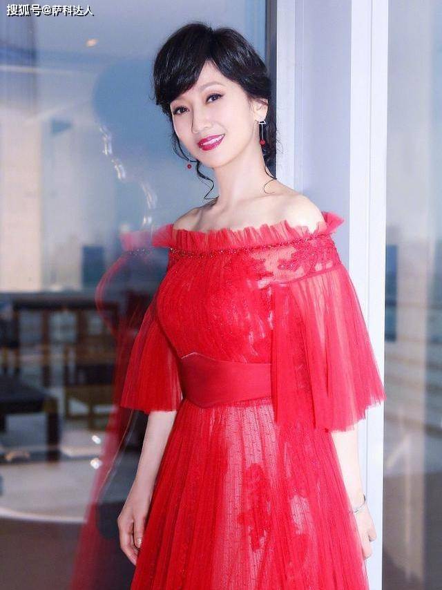 设计 赵雅芝美人不迟暮，气质温柔不做作，穿红裙美成“大姑娘