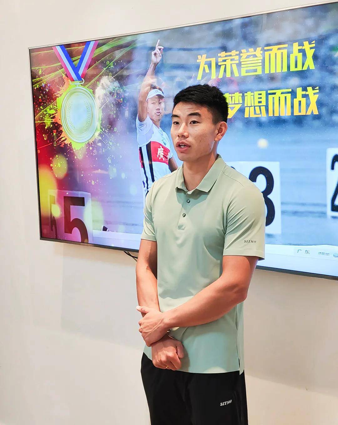 热烈欢迎思腾品牌代言人划艇冠军郑鹏飞先生回家