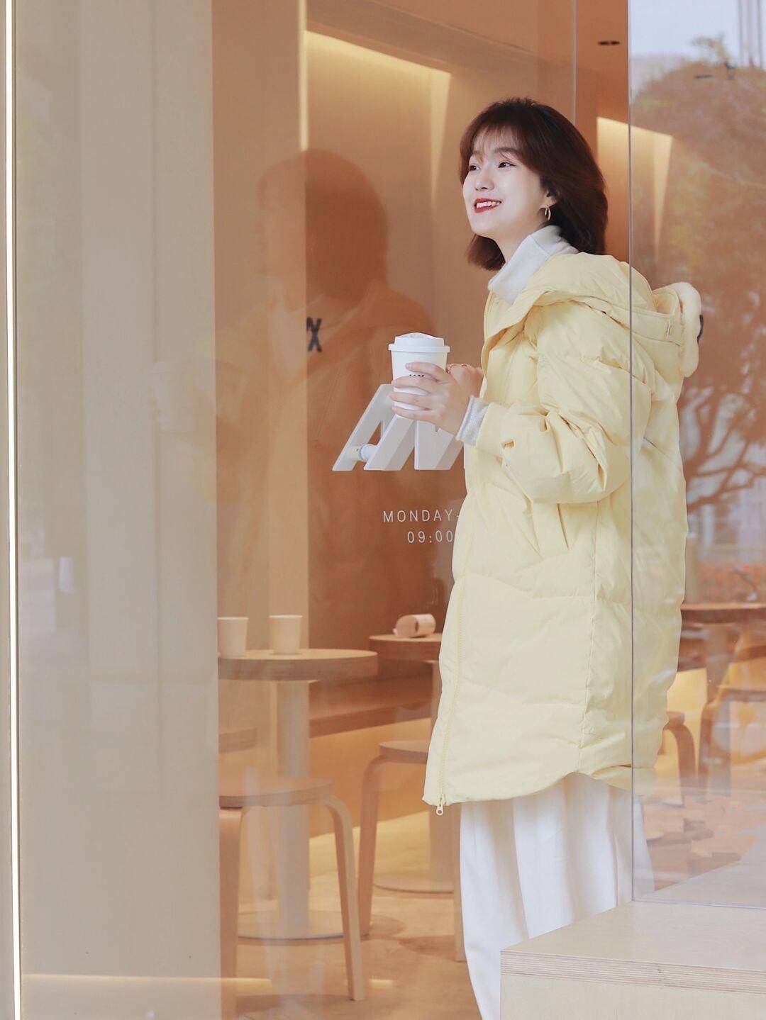 女生 秋冬穿搭指南!奶黄色连帽棉服+白色高领毛衣,保暖又时髦