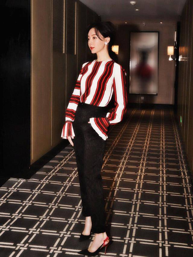 条纹 真正见过世面的女人,穿条纹衫很少配裙子,瞧瞧陈数就知道