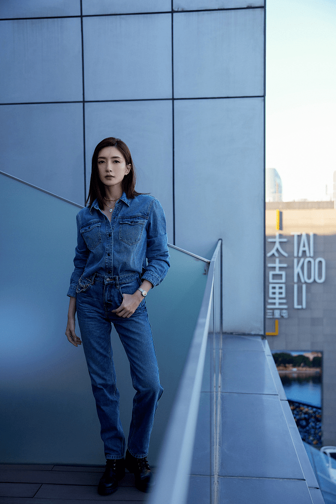 的比例 江疏影身材好太任性,穿一身牛仔套装扮酷,大长腿真是惹人羡