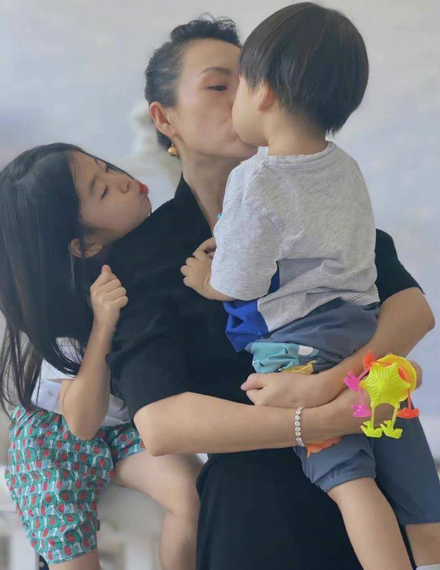 赵氏孤儿剧情介绍还听说她曾经在广西某地风雨无阻的坚持支教了八年