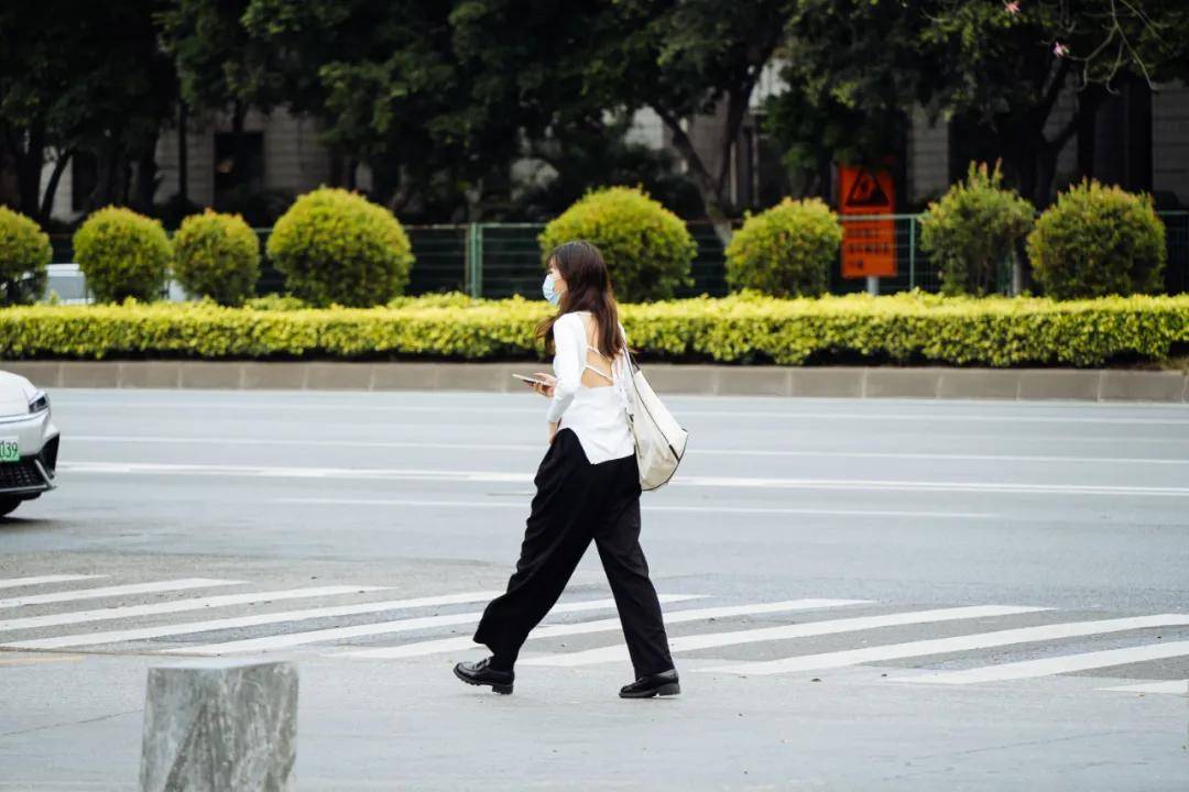 卫衣 广州限时降温的这周，也是街头潮人最爱的秋季时装周