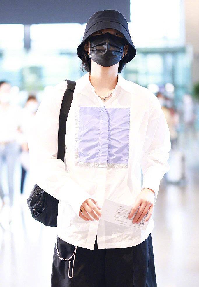 中性 华为小公主姚安娜风格大变,中性风走机场认不出,比男明星还帅气