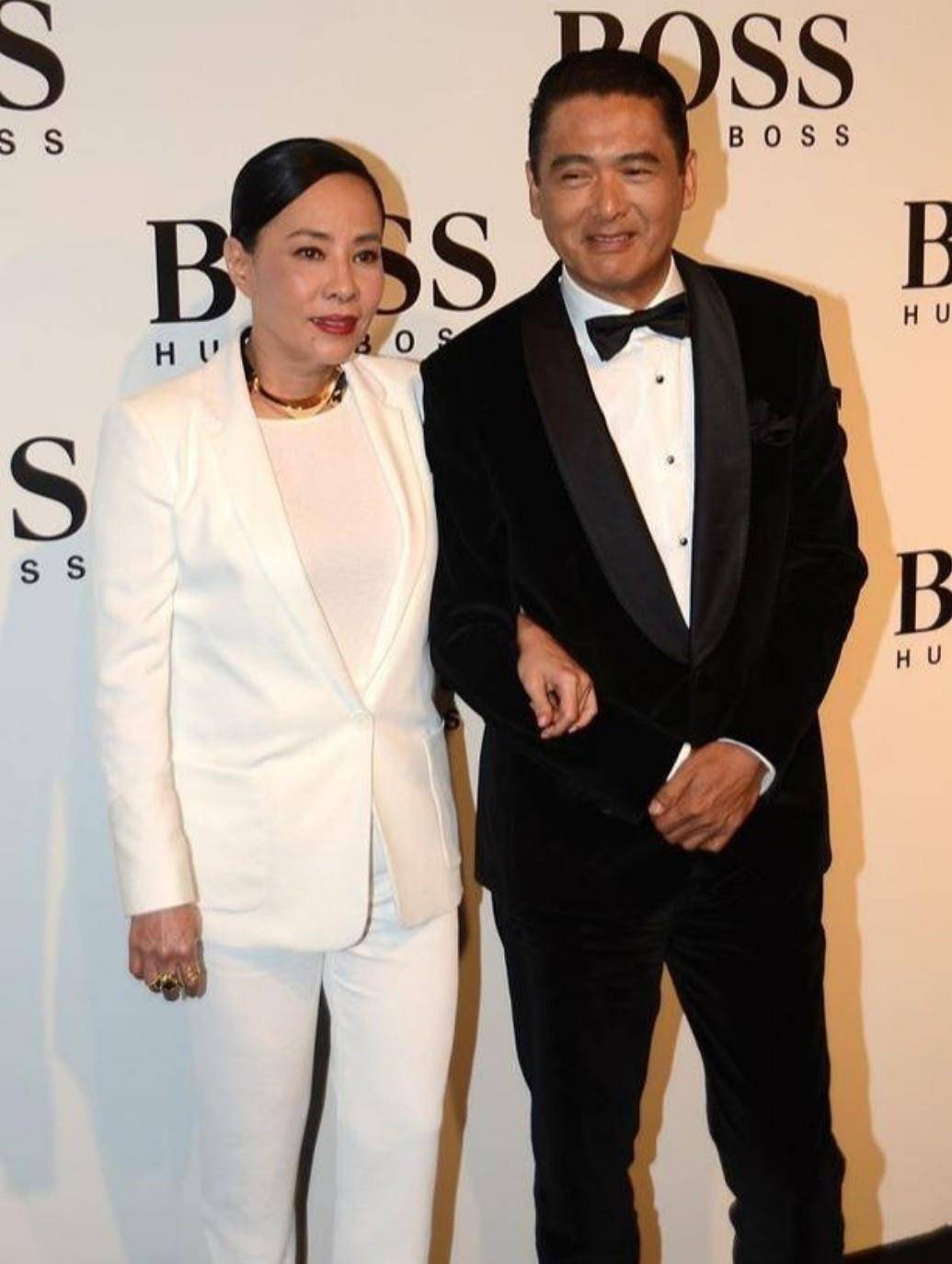 颜色 周润发夫妇同框亮相，陈荟莲戴金链阔太范十足，发哥依然像是40岁