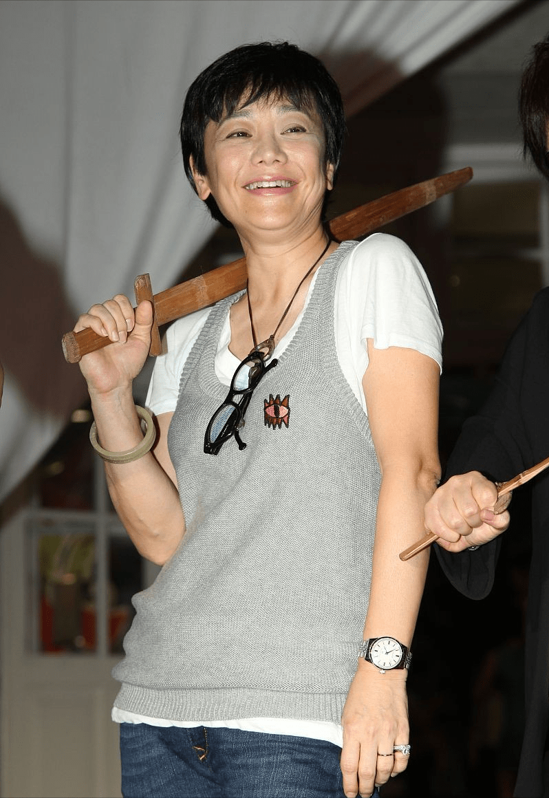 魅力 看不出郑佩佩大张艾嘉7岁，同框气场挺强的，穿国风长裙真似女雄