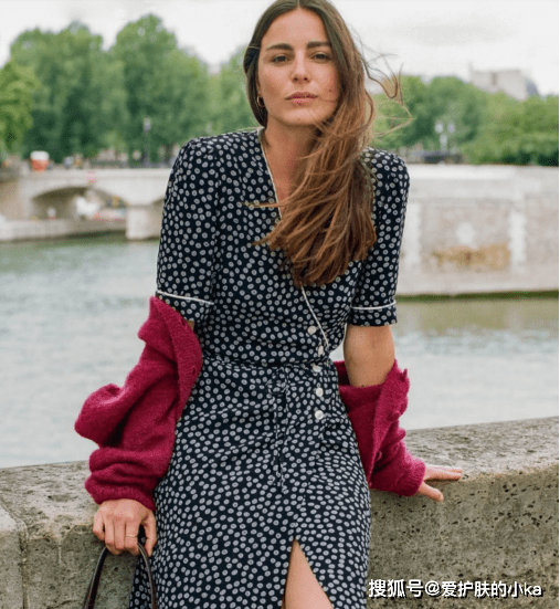 整体 “奶奶衫”复古回潮，配上裙子优雅又浪漫，秋天没它怎么行？