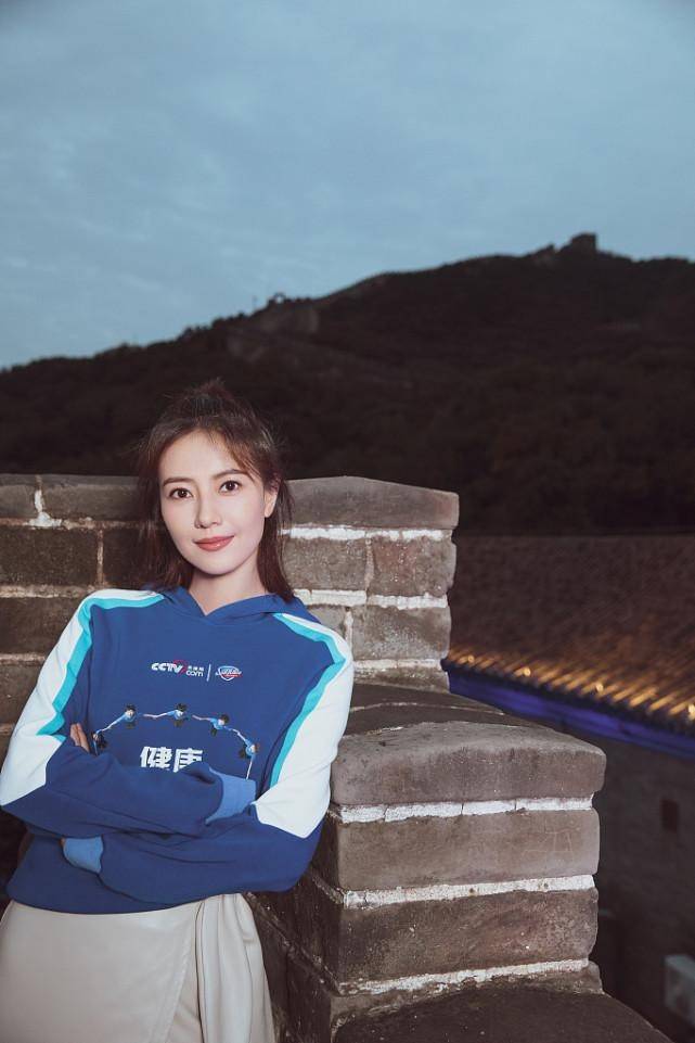 蓝色 高圆圆气质穿搭让人一看就只有18岁，学习她的穿搭，你也一样年轻！