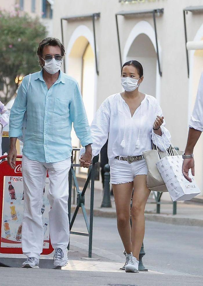 身材 巩俐打扮起来还像刚出道的样，廓形夹克配T恤，比年轻小花还抢眼