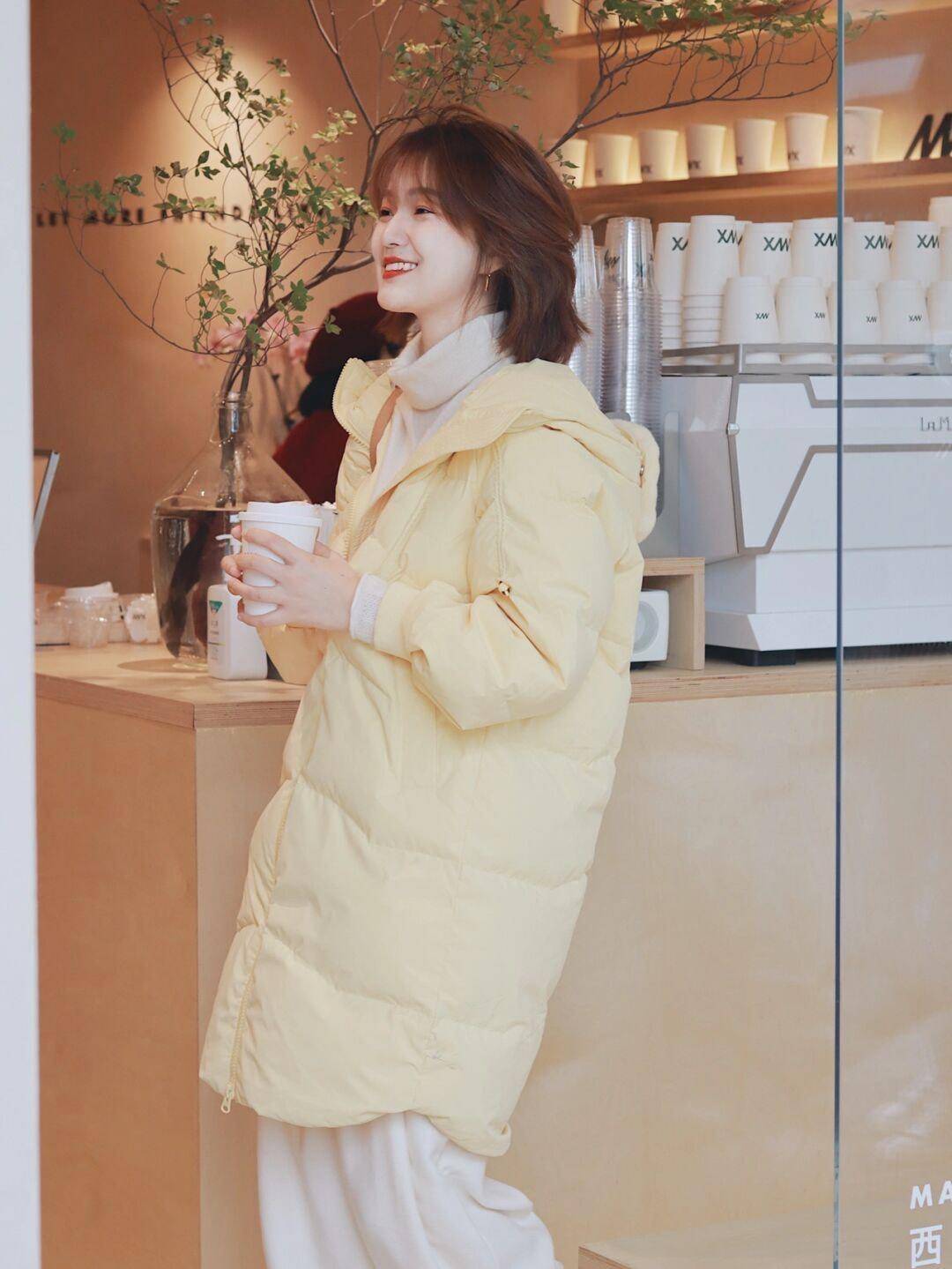 女生 秋冬穿搭指南!奶黄色连帽棉服+白色高领毛衣,保暖又时髦