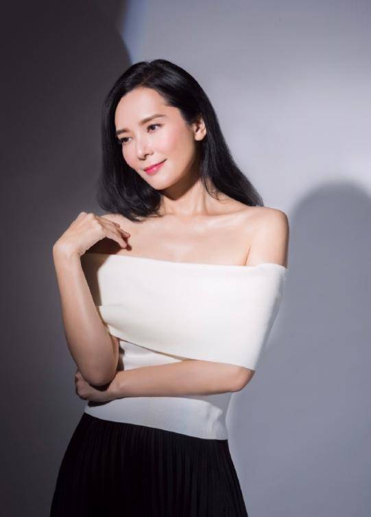 郭羡妮 47岁郭羡妮不显老，穿玫红色蕾丝裙更精致，不愧是港姐出身