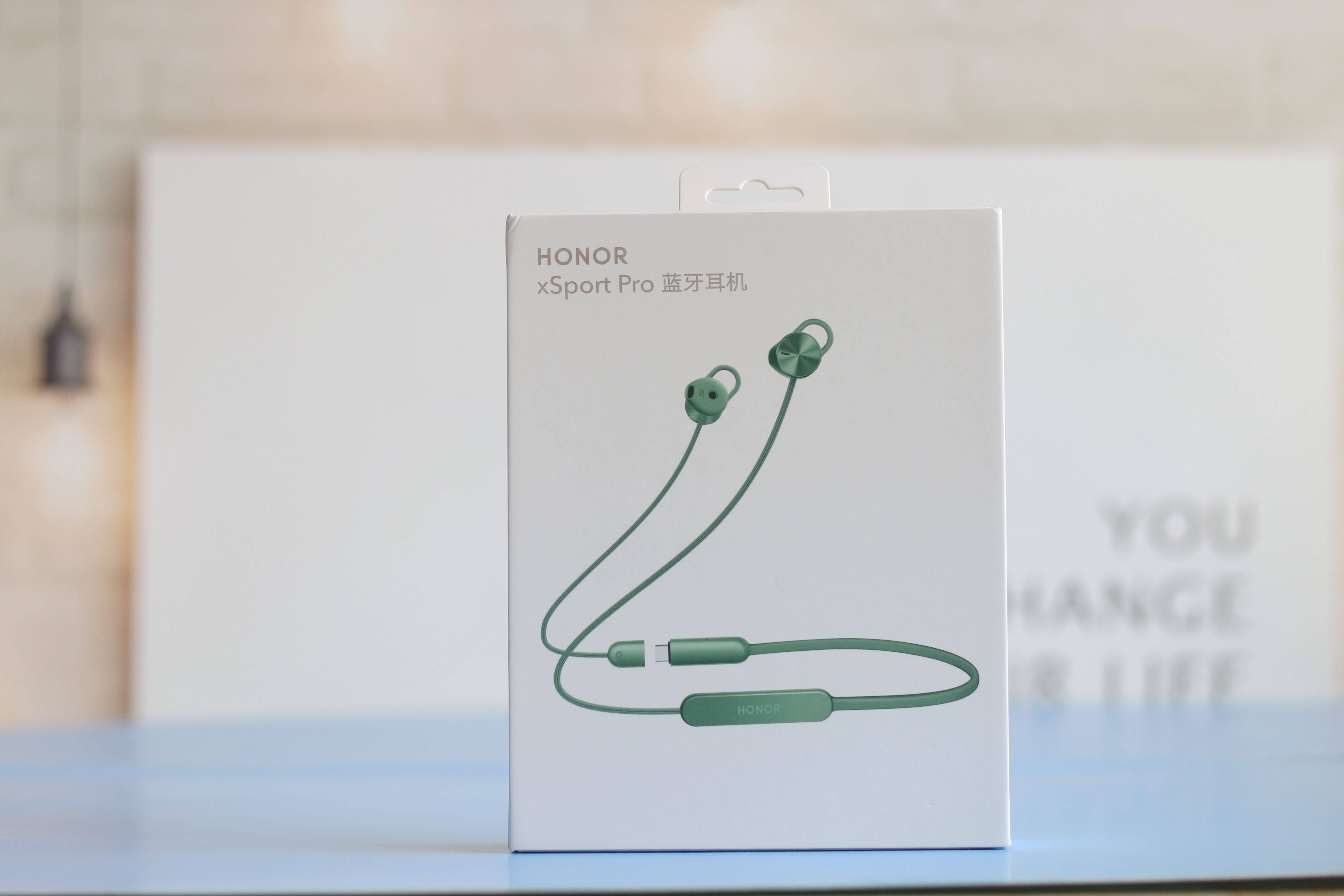 插入手机即可实现蓝牙连接还有18h续航这款荣耀耳机值得推荐