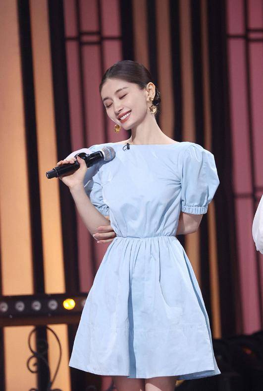 黑色 王子文真是小个子“超模”，蓝色泡泡袖连衣裙娇俏可人，温柔甜美