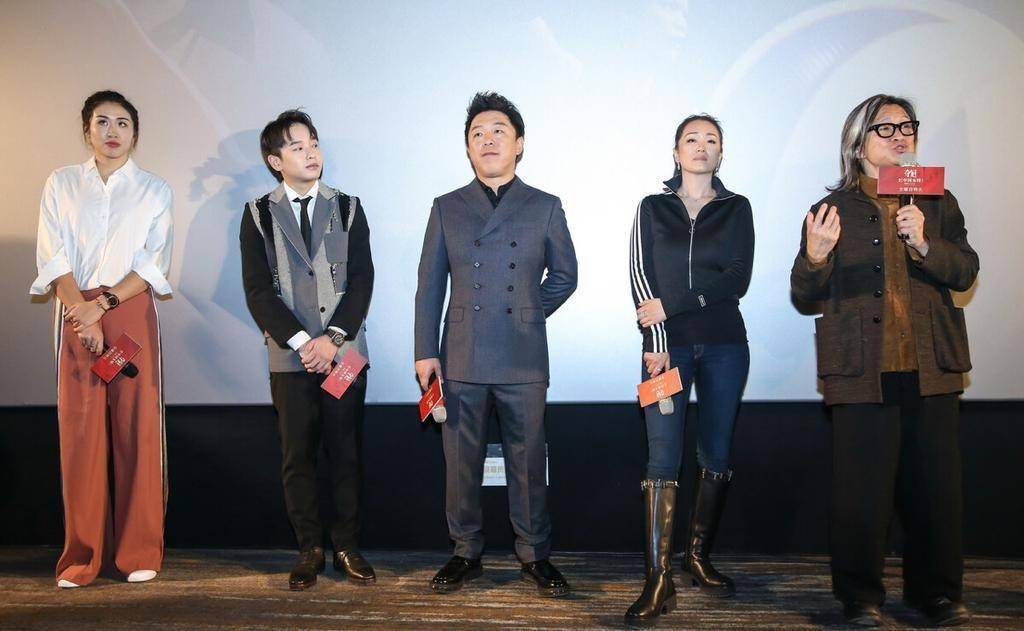 身材 巩俐打扮起来还像刚出道的样,廓形夹克配T恤,比年轻小花还抢眼