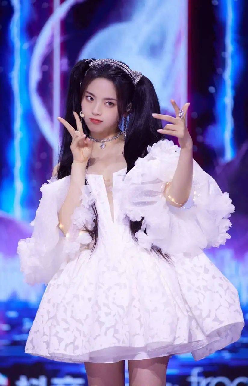 黑色 天才美少女：杨超越-多款穿搭显气质，双马尾的白色连衣裙更抢眼