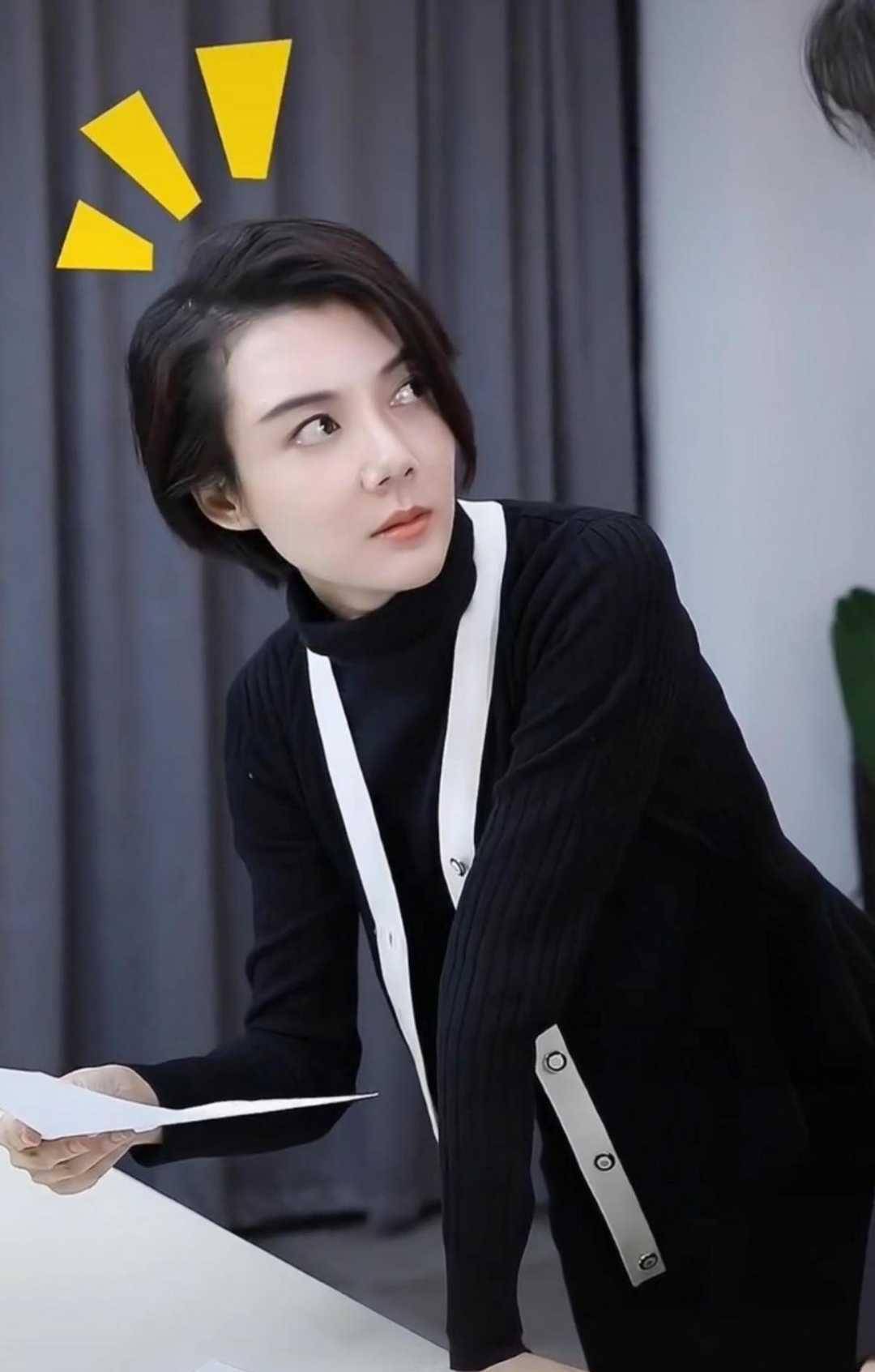 黑色 单身的车晓越来越漂亮，穿黑色针织开衫优雅大气，骨子里的高级感