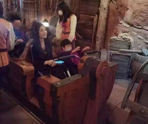 整体 baby带小海绵游迪士尼，穿黑色LO裙小蛮腰抢镜，和儿子同框像姐弟
