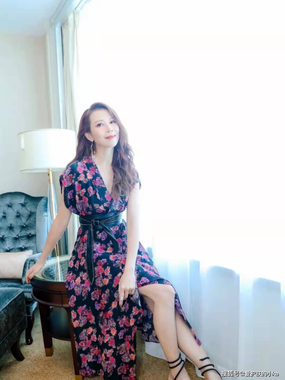 身材 蔡少芬年近半百却很俏，一头卷发配印花裙，少女魅力全开