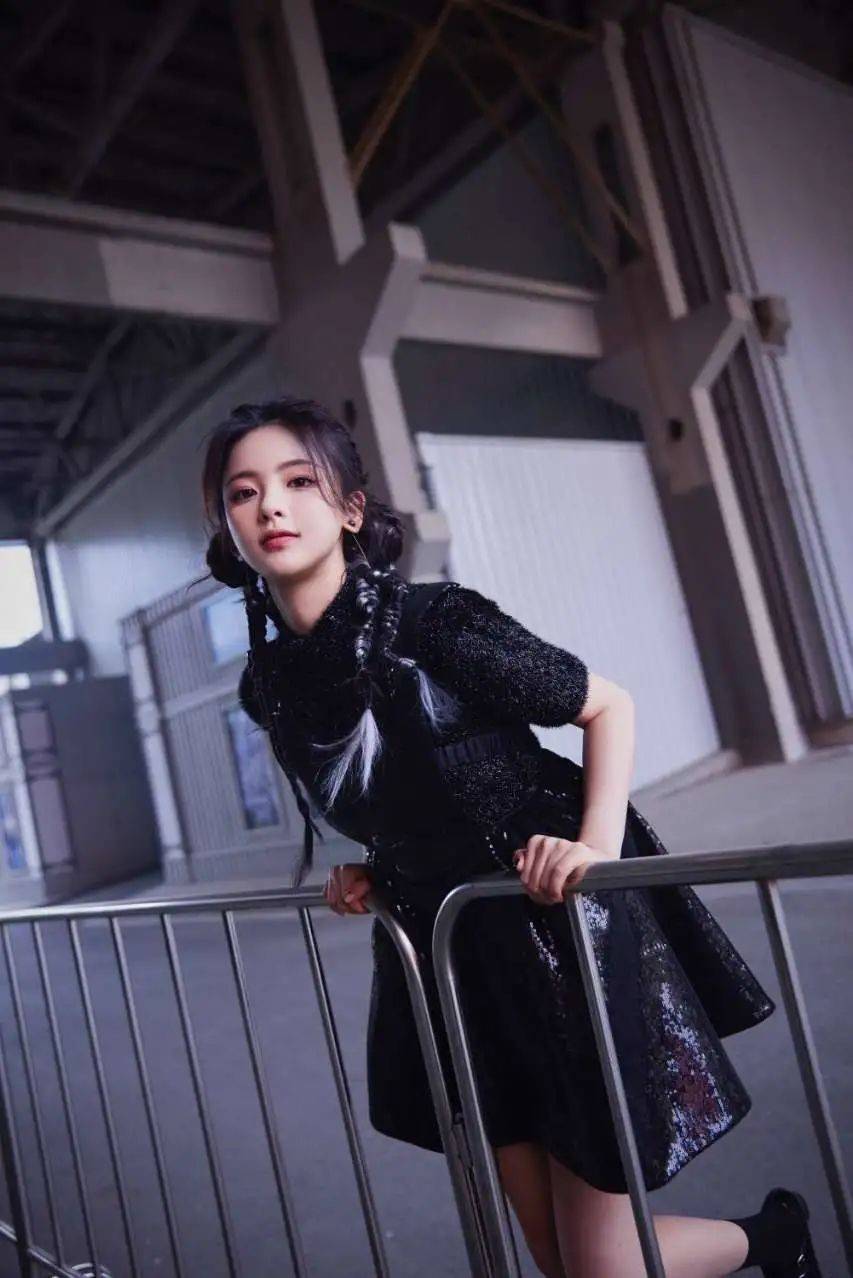 黑色 天才美少女：杨超越-多款穿搭显气质，双马尾的白色连衣裙更抢眼